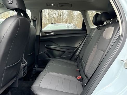 Certified 2025 Volkswagen Taos SE image 25