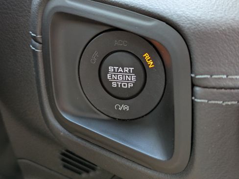 Used 2025 Jeep Wrangler Unlimited Sahara AWD/4WD image 24