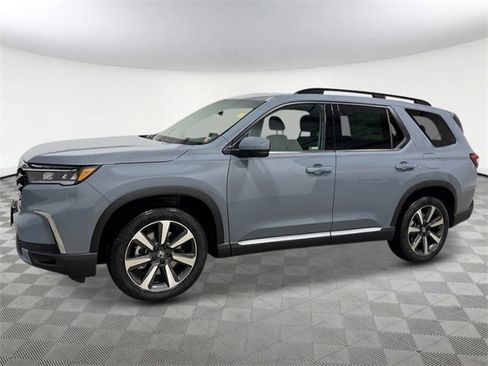 New 2025 Honda Pilot Touring image 3