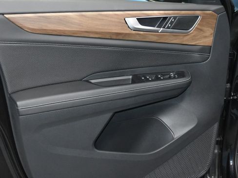 Used 2025 Volkswagen Atlas SE image 4