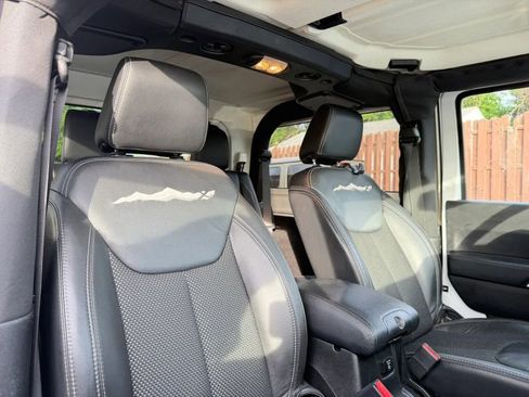 Used 2015 Jeep Wrangler Sahara AWD/4WD image 25