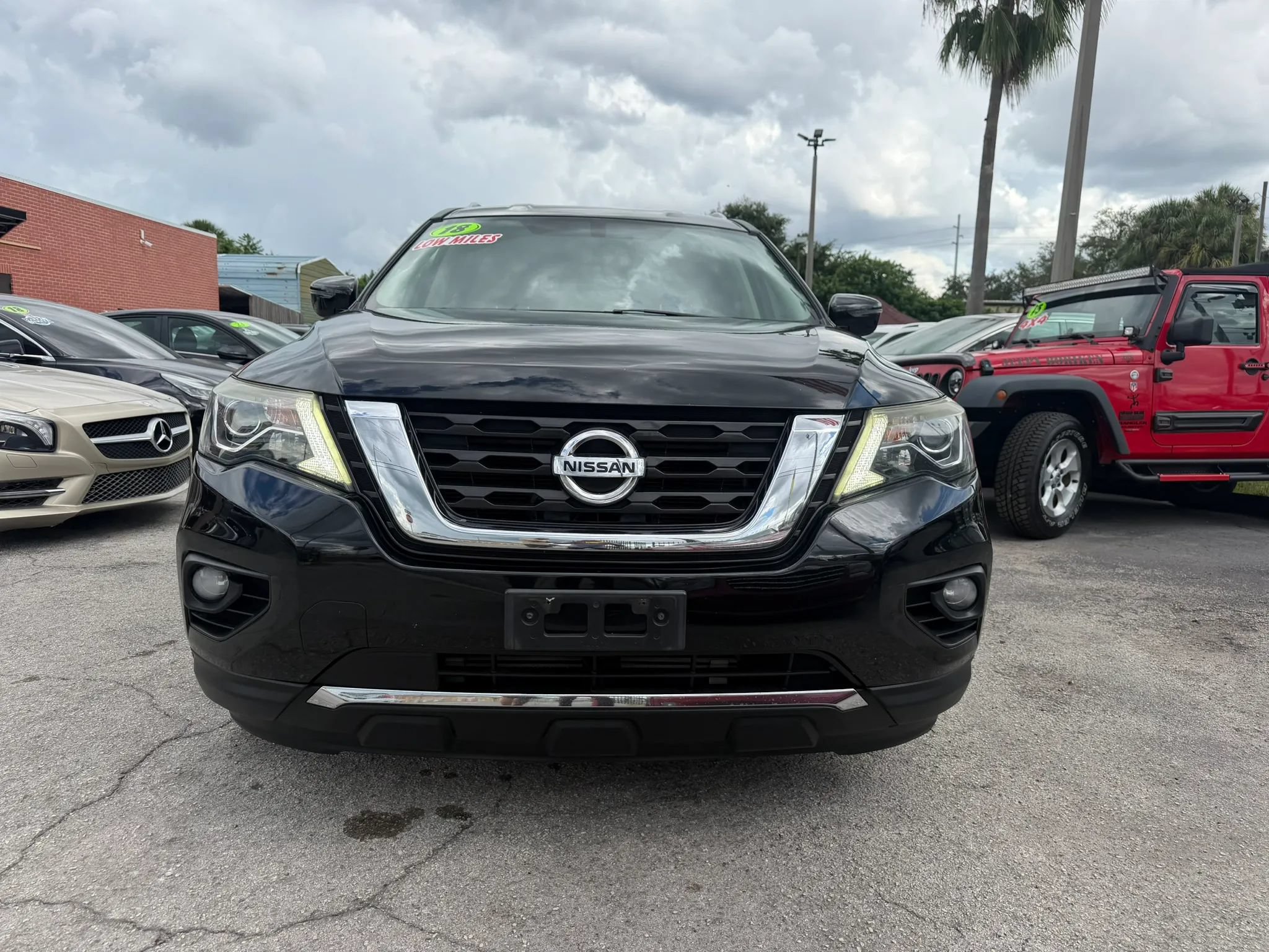Used 2018 Nissan Pathfinder SV AWD/4WD image 2
