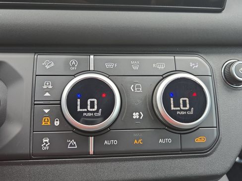 Used 2025 Land Rover Defender 110 X-Dynamic SE AWD/4WD image 18