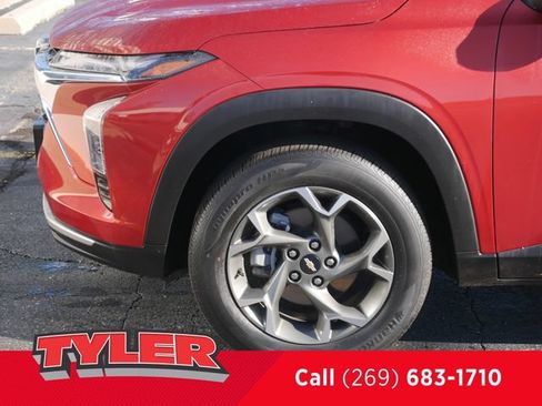 Used 2024 Chevrolet Trax LT w/ LT Convenience Package FWD image 42