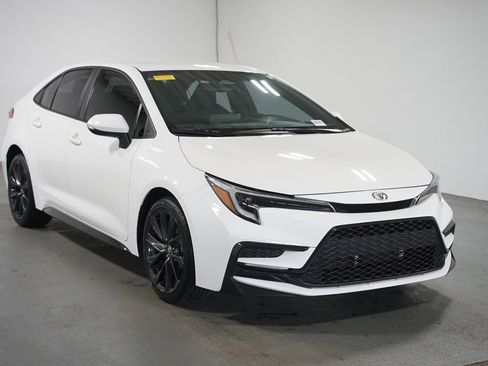 Certified 2023 Toyota Corolla SE image 3