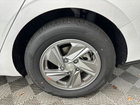 New 2026 Hyundai Elantra SE FWD image 18