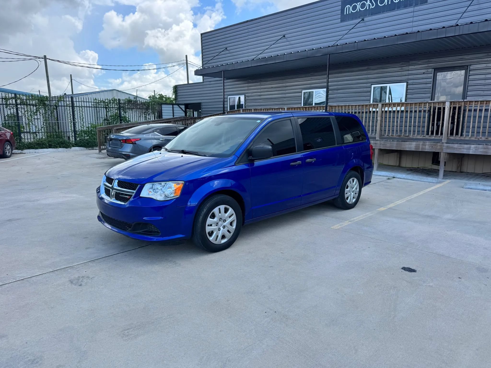 Used 2019 Dodge Grand Caravan SE w/ UConnect Hands-Free Group FWD image 1