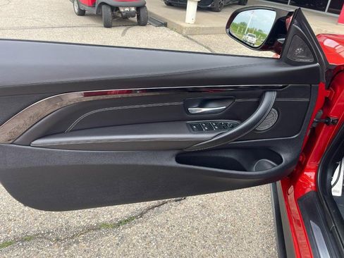 Used 2018 BMW M4 Convertible image 21