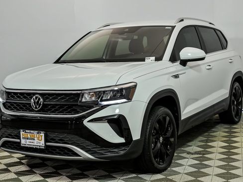 Certified 2023 Volkswagen Taos SE w/ Black Wheel Package FWD image 5