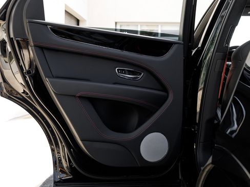 Used 2024 Bentley Bentayga image 39