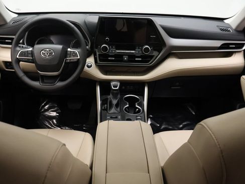 Used 2024 Toyota Highlander XLE AWD/4WD image 24