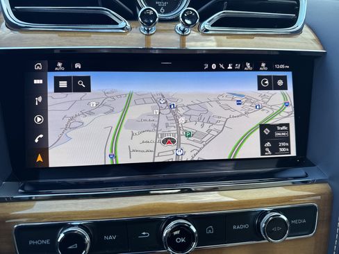 Used 2022 Bentley Bentayga V8 image 23