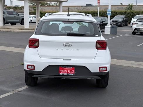Used 2025 Hyundai Venue SEL FWD image 9