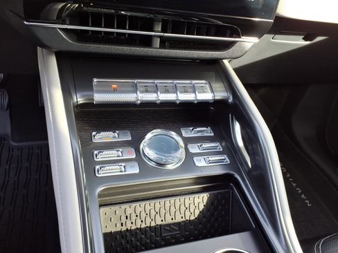 Used 2025 Lincoln Nautilus Reserve image 20