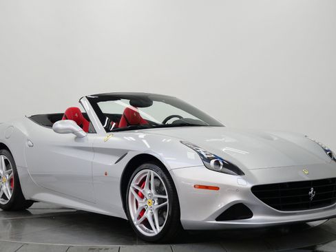 Used 2017 Ferrari California T RWD image 3