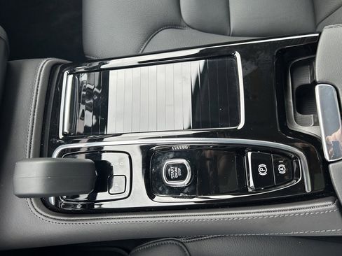 Certified 2025 Volvo S90 T8 Plus image 30