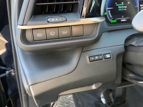 Used 2025 Toyota Crown Signia w/ Advanced Technology Package image 31