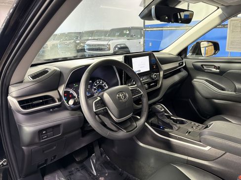 Used 2024 Toyota Highlander XLE image 18