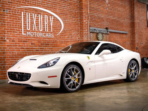 Used 2014 Ferrari California image 2