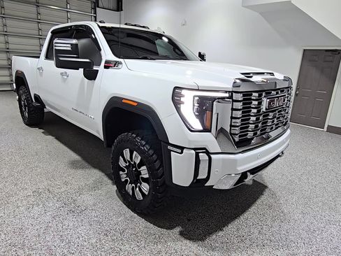 Used 2024 GMC Sierra 2500 Denali w/ Technology Package AWD/4WD image 3