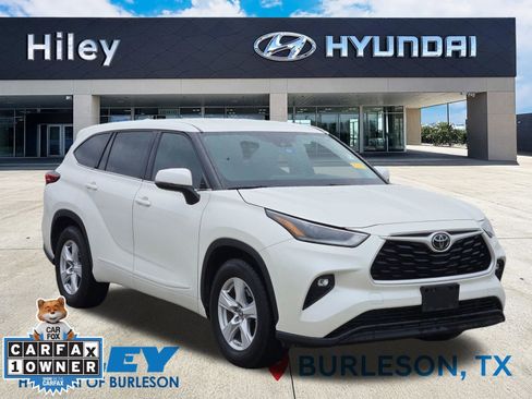 Used 2021 Toyota Highlander LE FWD image 2