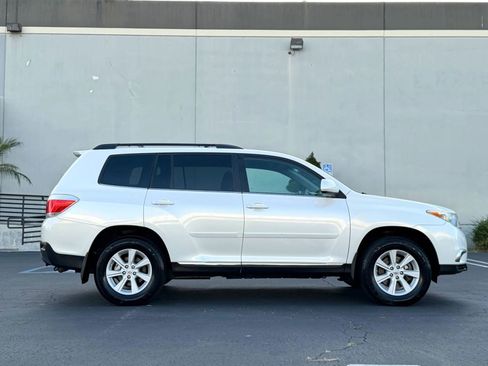 Used 2013 Toyota Highlander Plus FWD image 3