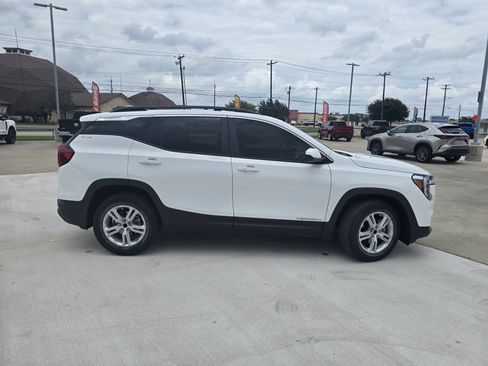 Used 2022 GMC Terrain SLE w/ Driver Convenience Package image 2