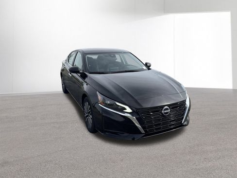 Used 2024 Nissan Altima 2.5 SV FWD image 3