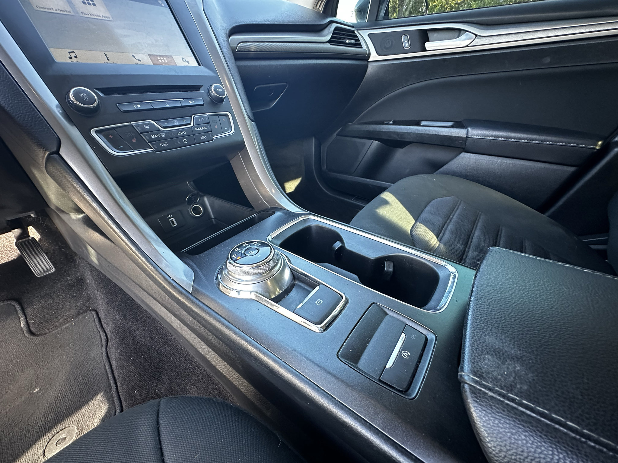 Used 2017 Ford Fusion SE w/ Fusion SE Technology Package FWD image 22