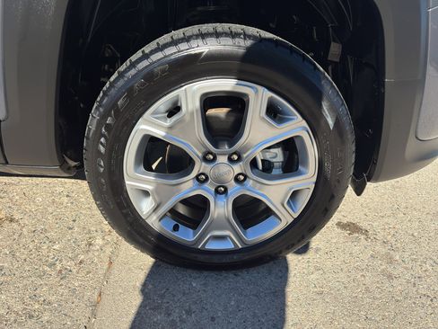 Used 2023 Jeep Renegade Limited image 8