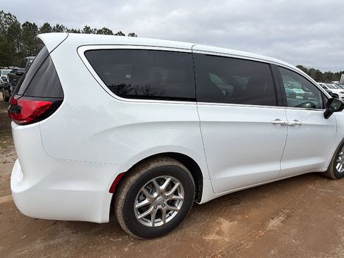 New 2026 Chrysler Pacifica Select FWD image 8