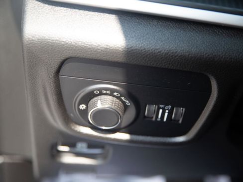 Used 2023 Jeep Grand Cherokee Laredo AWD/4WD image 5