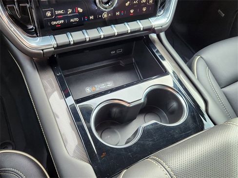 Used 2025 GMC Yukon XL Elevation image 26