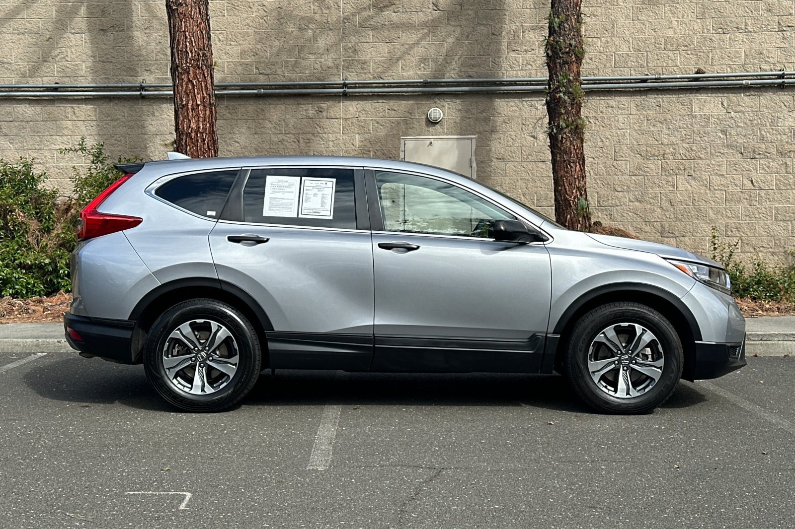 Used 2018 Honda CR-V LX image 2