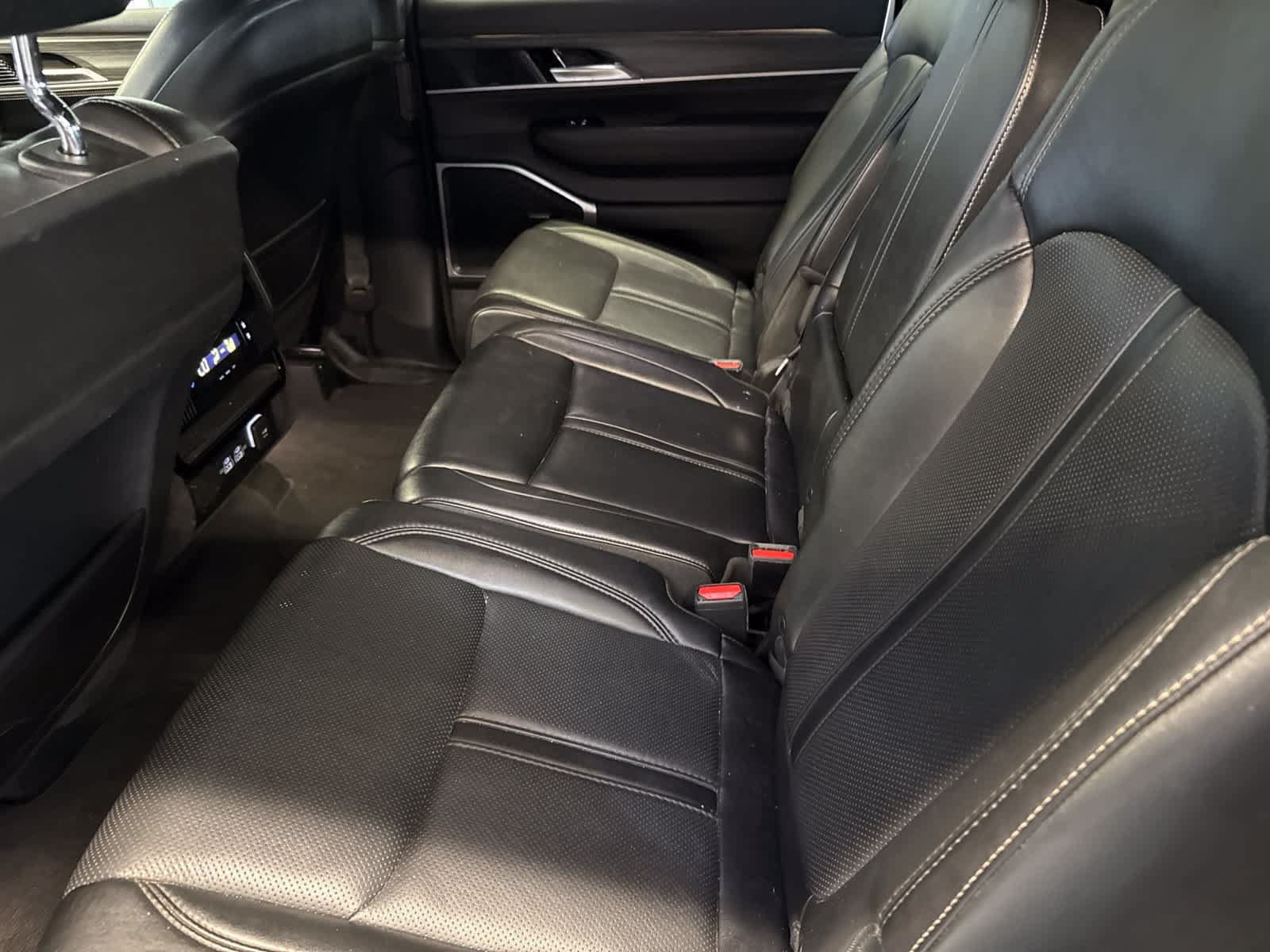 Used 2024 Jeep Wagoneer L Series II RWD image 15