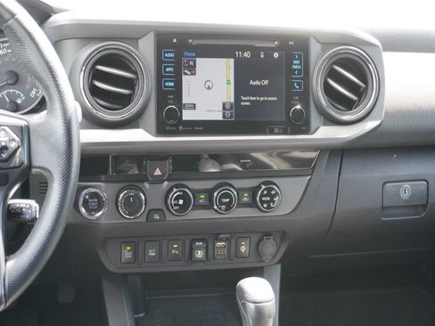 Used 2018 Toyota Tacoma TRD Off-Road w/ Technology Package AWD/4WD image 16