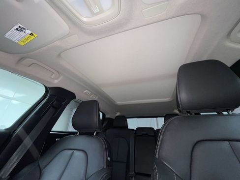 Used 2025 Volvo XC40 B5 Plus image 6