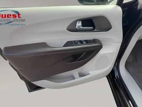 Used 2019 Chrysler Pacifica Touring Plus FWD image 18