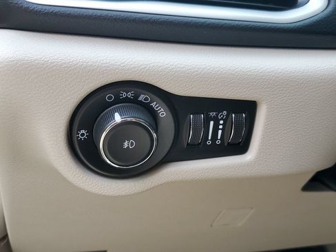 Used 2023 Chrysler Pacifica Touring-L FWD image 23