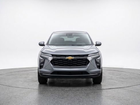 Used 2025 Chevrolet Trax LT FWD image 2
