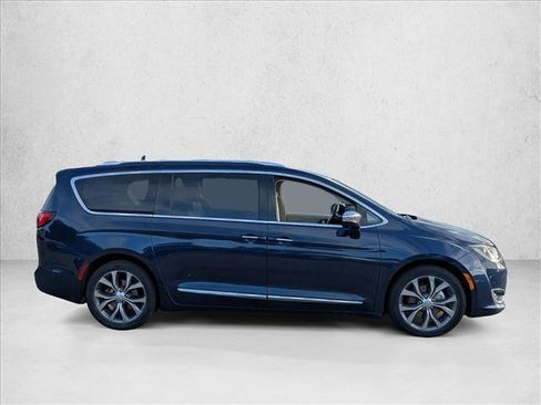 Used 2017 Chrysler Pacifica Limited w/ UConnect Theater Package image 5