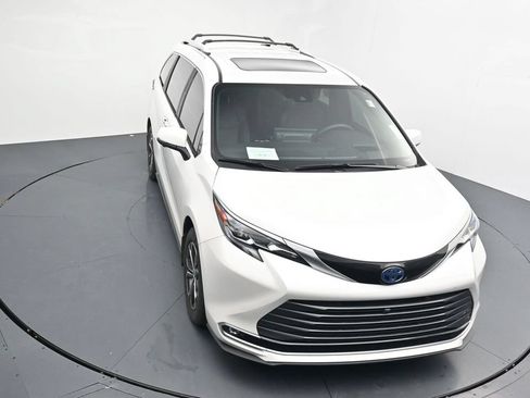Used 2025 Toyota Sienna Platinum AWD/4WD image 10