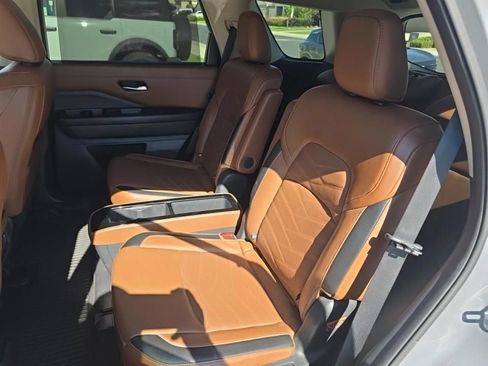 Used 2023 Nissan Pathfinder Platinum FWD image 5