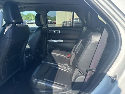 Used 2021 Ford Explorer XLT w/ Equipment Group 202A AWD/4WD image 18