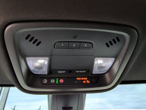 Used 2022 Chevrolet Traverse RS image 21