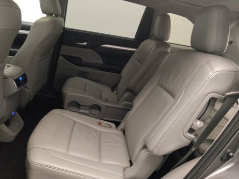 Used 2019 Toyota Highlander XLE image 18