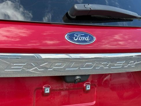 Used 2022 Ford Explorer XLT w/ Equipment Group 202A AWD/4WD image 29