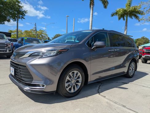 Used 2022 Toyota Sienna XLE AWD/4WD image 7