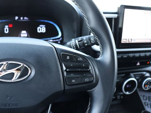 Used 2023 Hyundai Venue Limited image 19