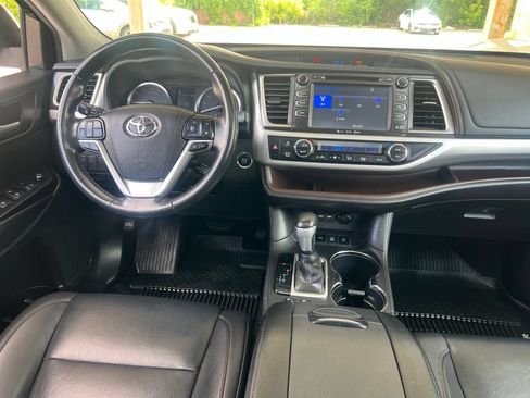 Used 2019 Toyota Highlander XLE AWD/4WD image 18